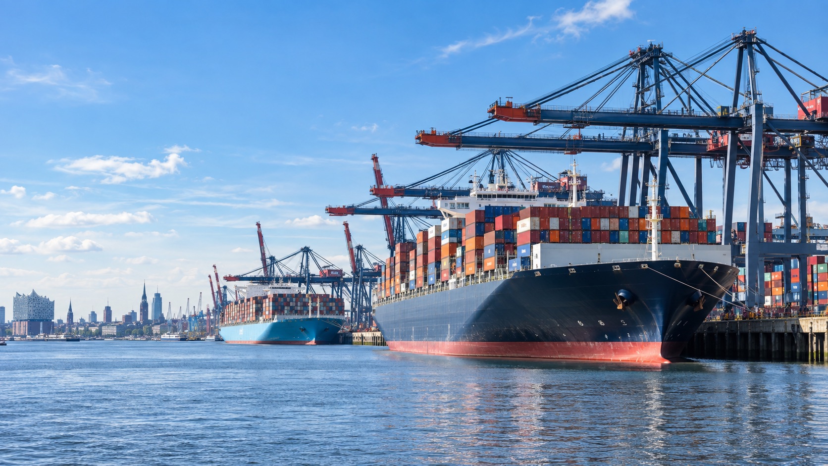 Containerschiffe im Hamburger Hafen mit Containerbrücken