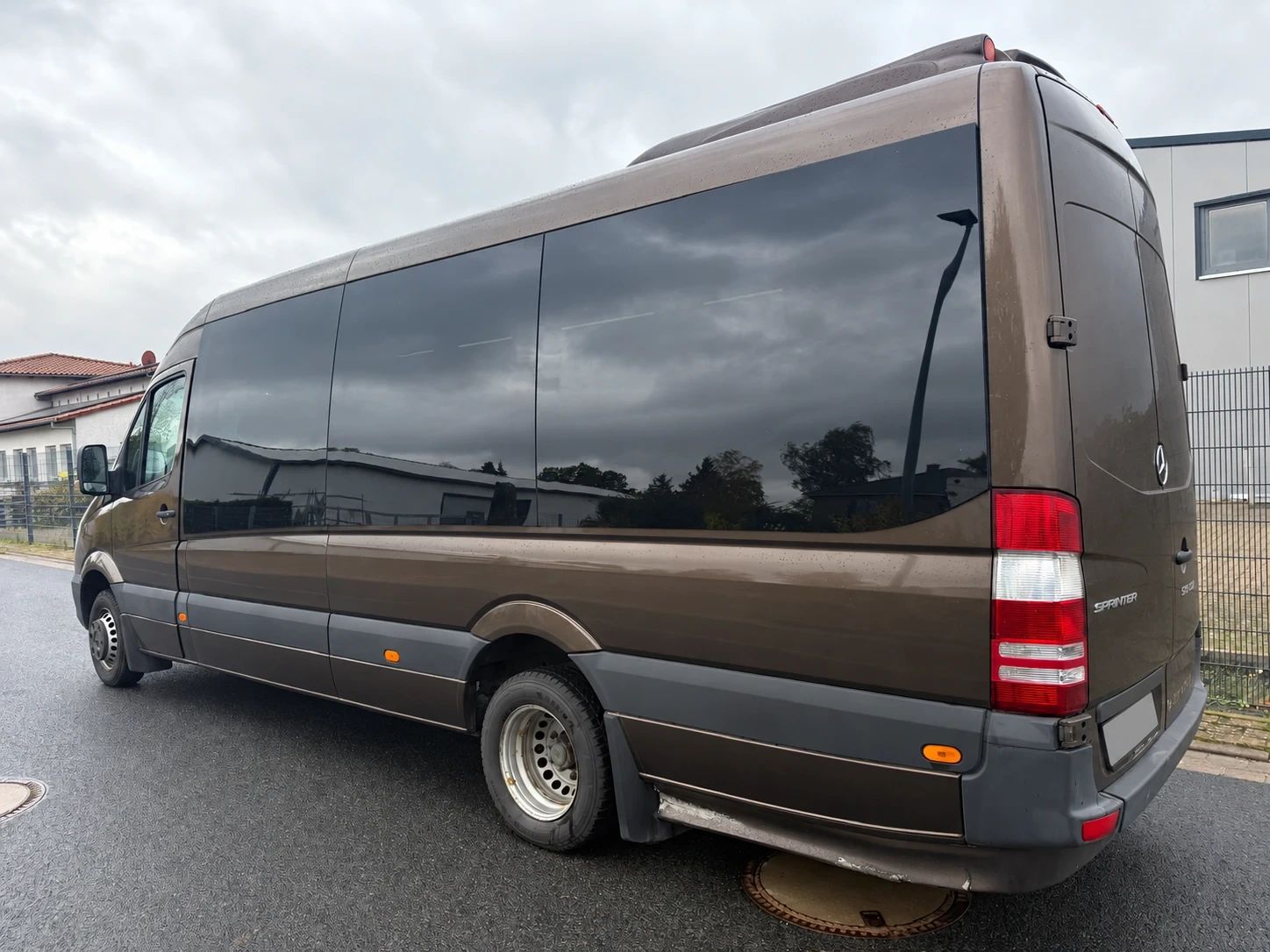 Mercedes-Benz Sprinter Kleinbus in Braun von hinten