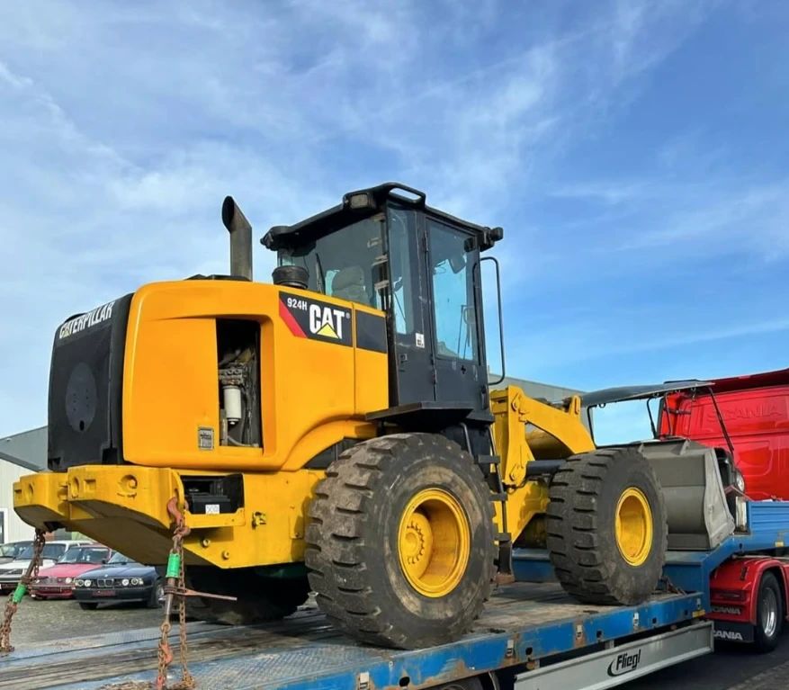 Radlader Caterpillar 924H auf einem Tieflader