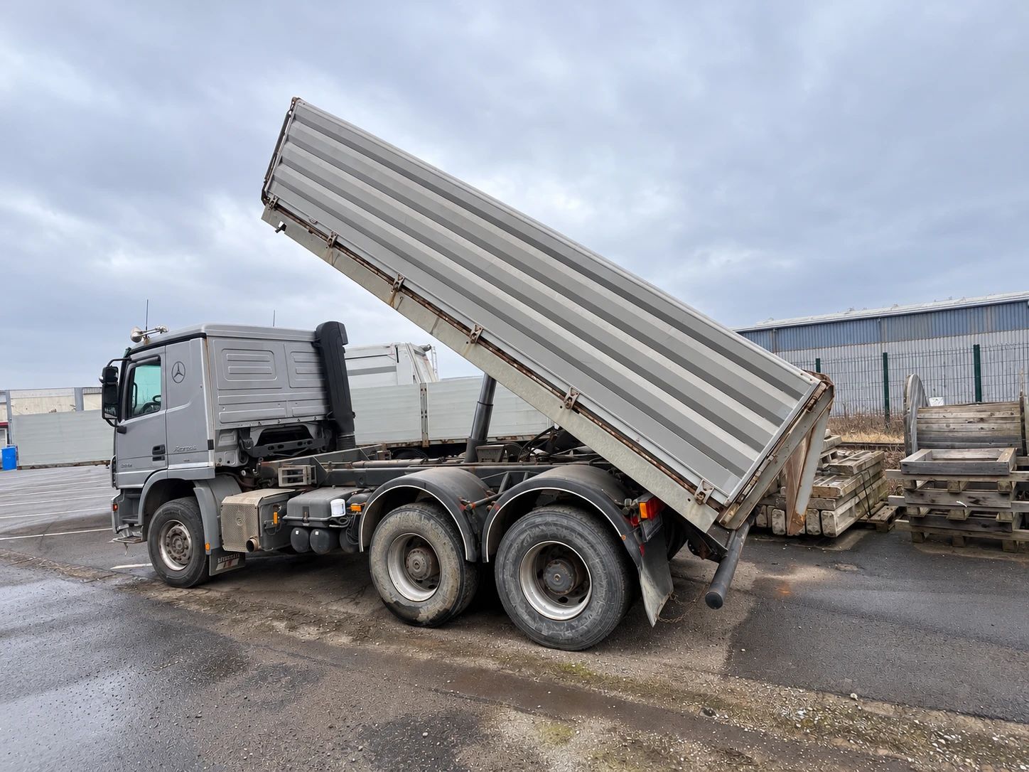 Gebrauchter Mercedes-Benz Arocs Kipper mit angehobener Mulde