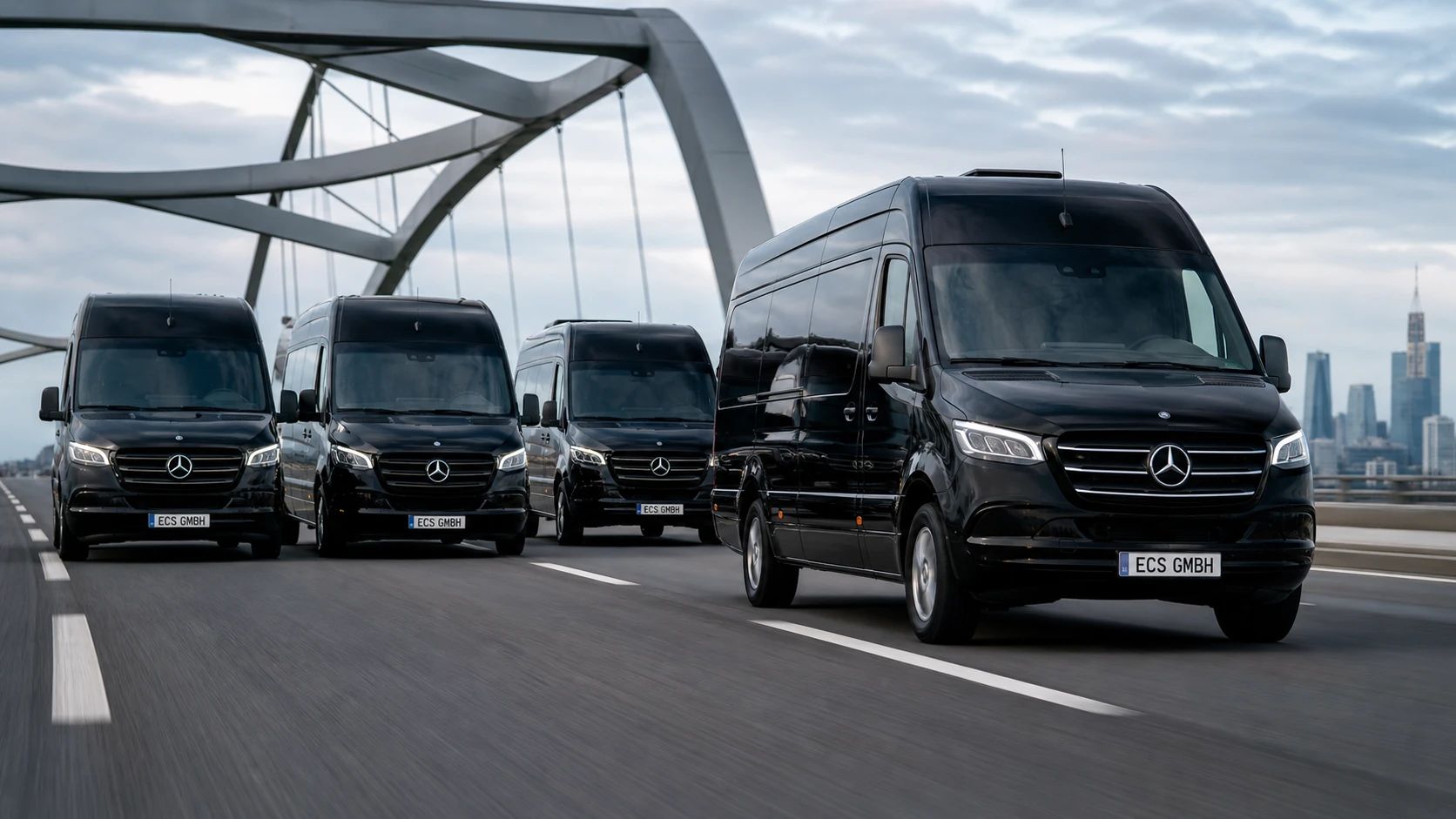 Vier schwarze Mercedes-Benz Sprinter auf einer Brücke