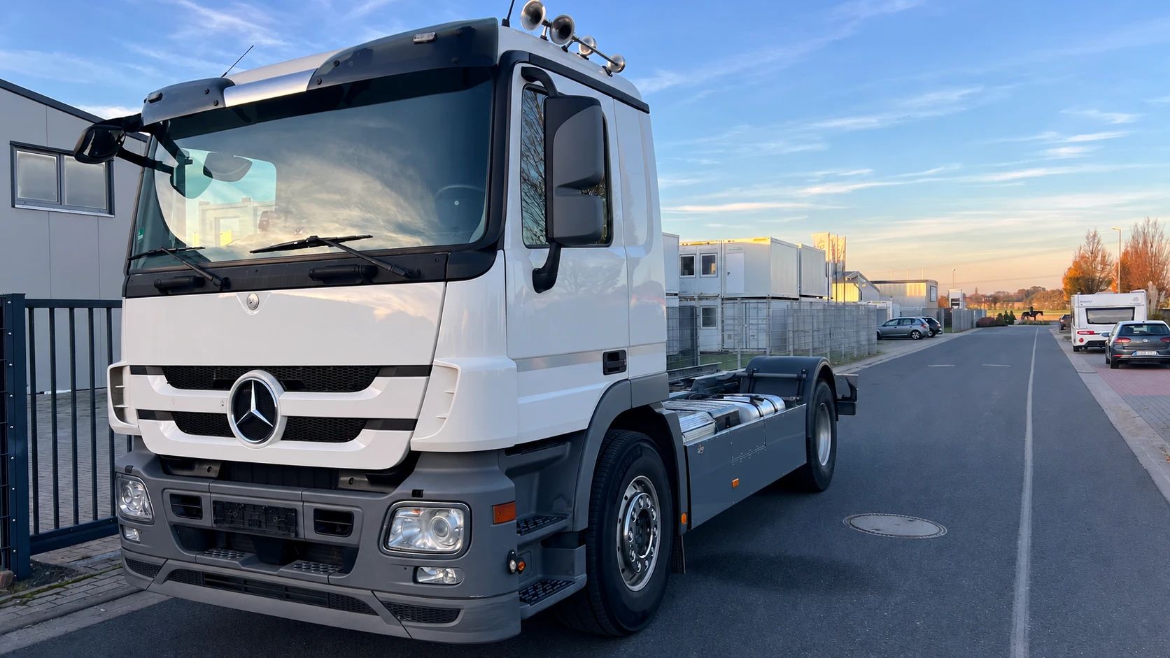 Weißer Mercedes-Benz Actros im Abendlicht