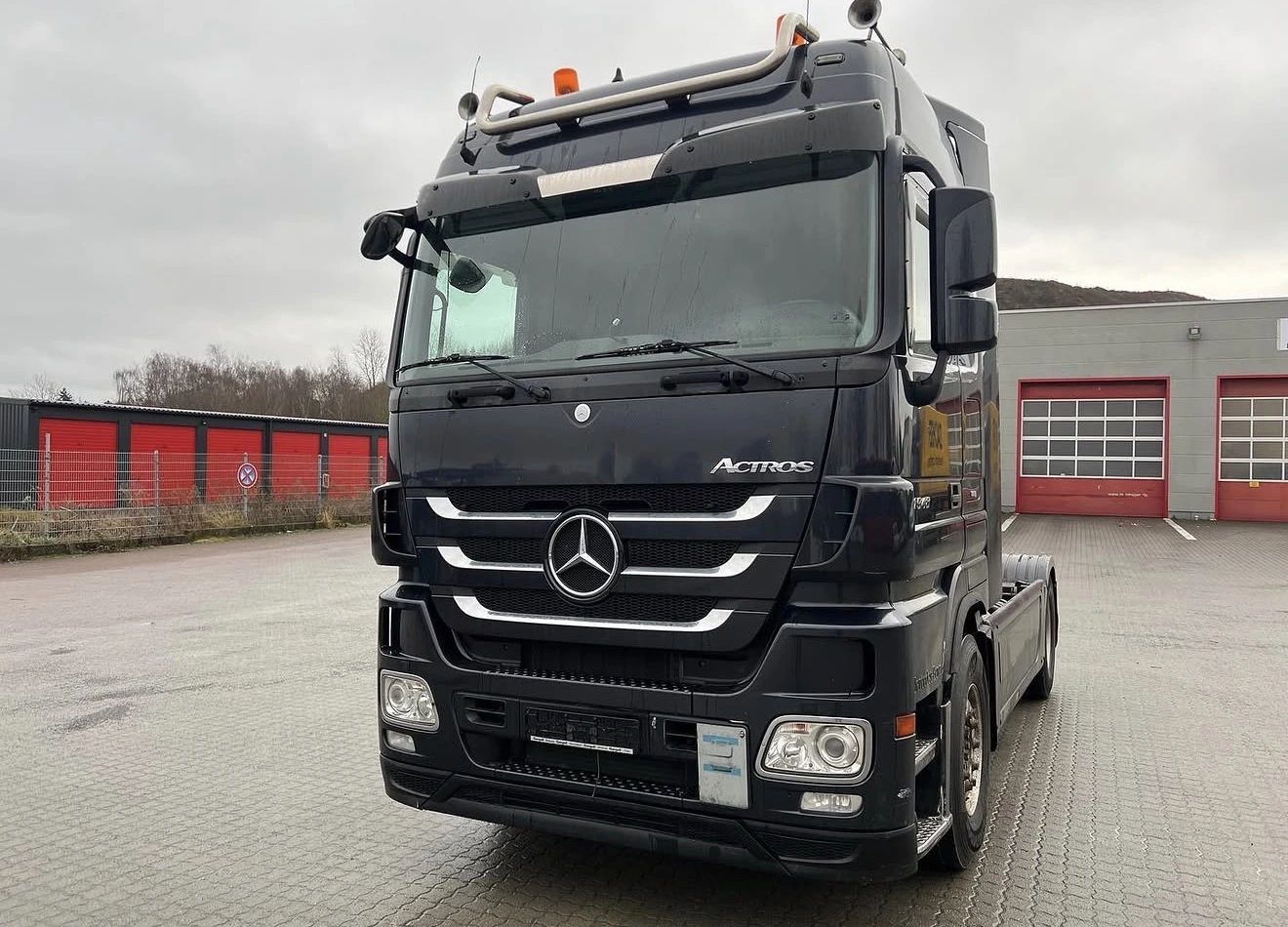 Schwarze Sattelzugmaschine Mercedes-Benz Actros auf dem Hof