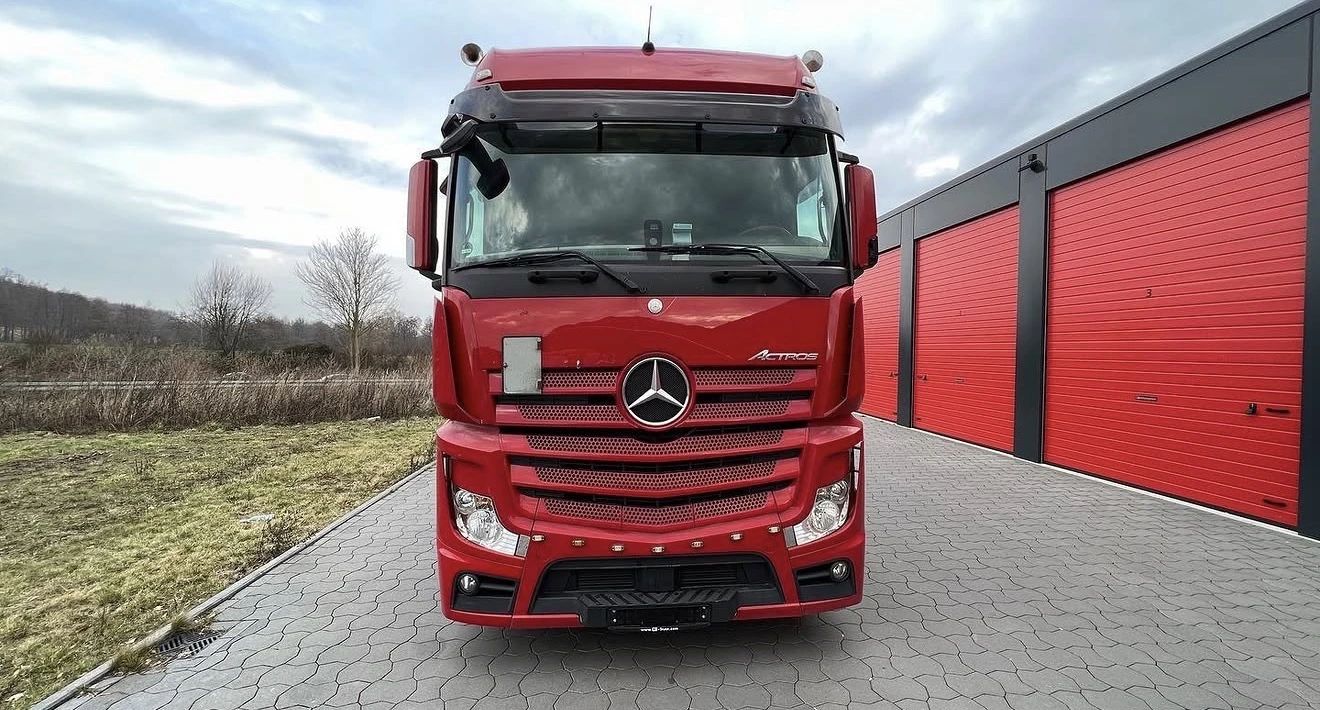 Rote Sattelzugmaschine Mercedes-Benz Actros von vorne