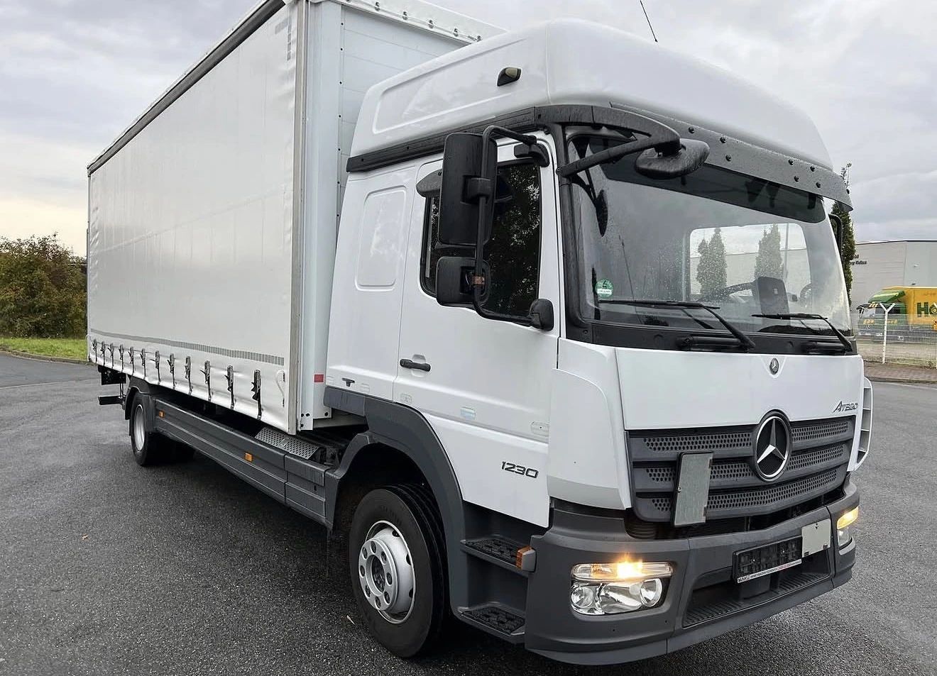 Weißer Mercedes-Benz Atego 1230 mit Planenaufbau