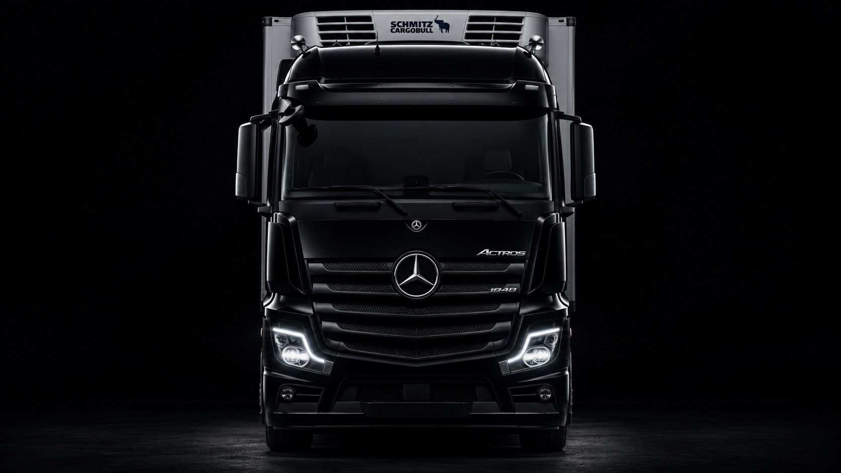Mercedes-Benz Actros mit Kühlkoffer in der Frontansicht