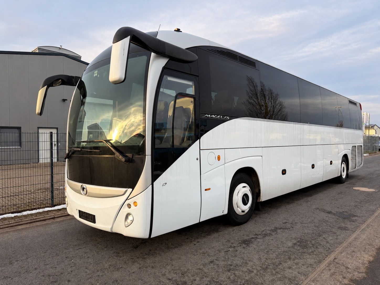 Gebrauchter Reisebus Magelys in Weiß auf dem Hof